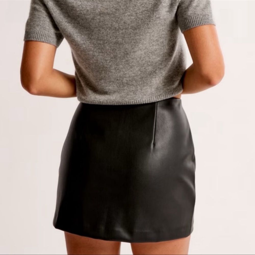 Abercrombie and Fitch The A&F Scarlett Mini Pleather Skort Size L new!